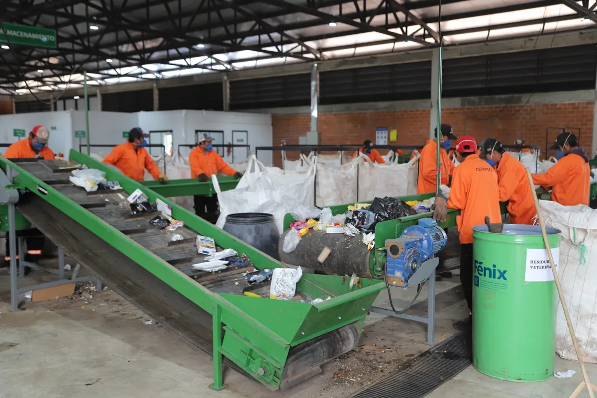 Equipo de CEPRESOL trabajando en la cinta de clasificación de la planta