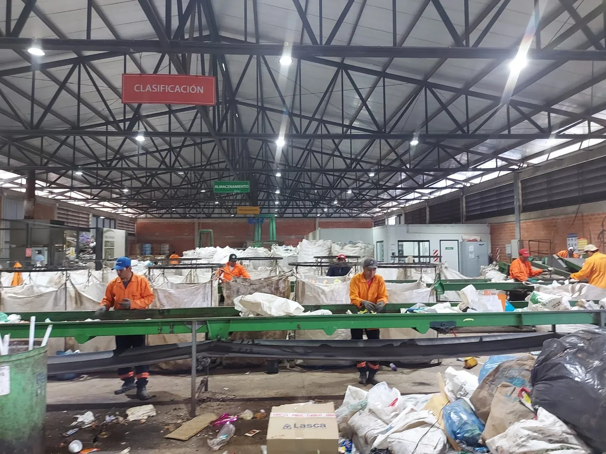 Interior de la nave de clasificación de CEPRESOL con el equipo trabajando