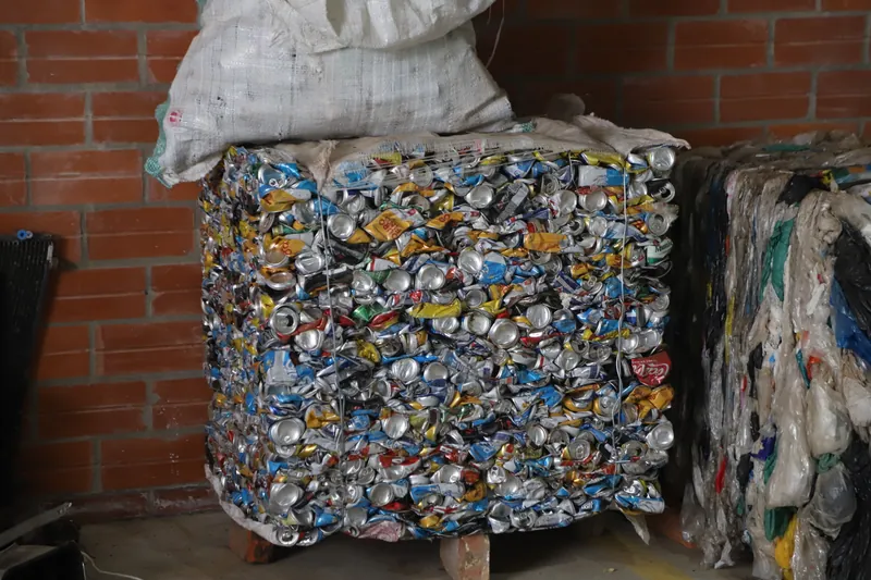 Fardo de latas compactadas: material descartado listo para recuperar