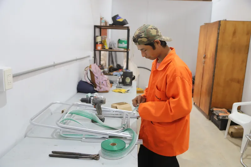 Joven trabajador de CEPRESOL elaborando materiales en el taller de la planta