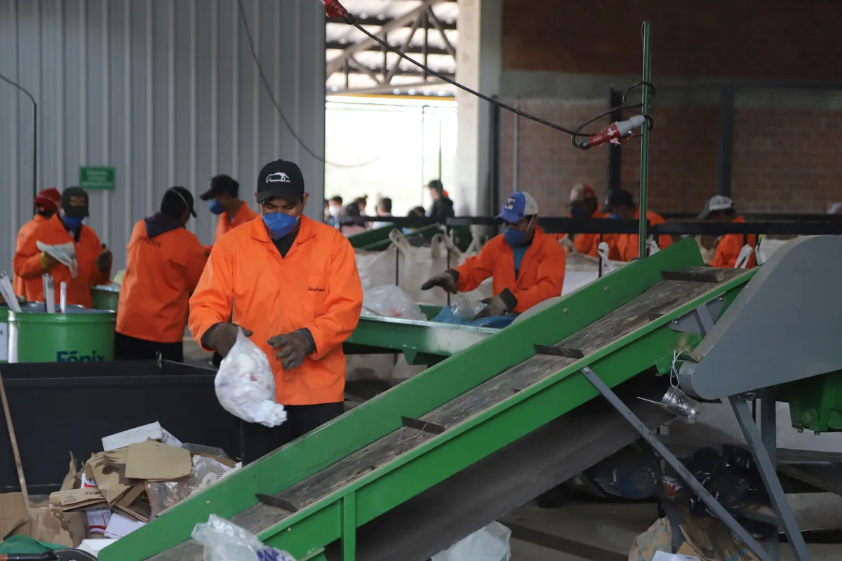 Trabajador de CEPRESOL con equipo de protección clasificando materiales en la planta